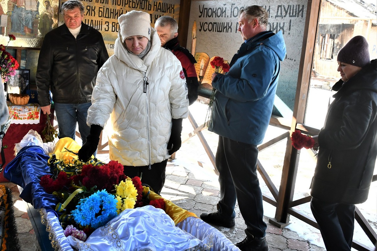 У Нікополі сьогодні провели в останню путь Героя: фото