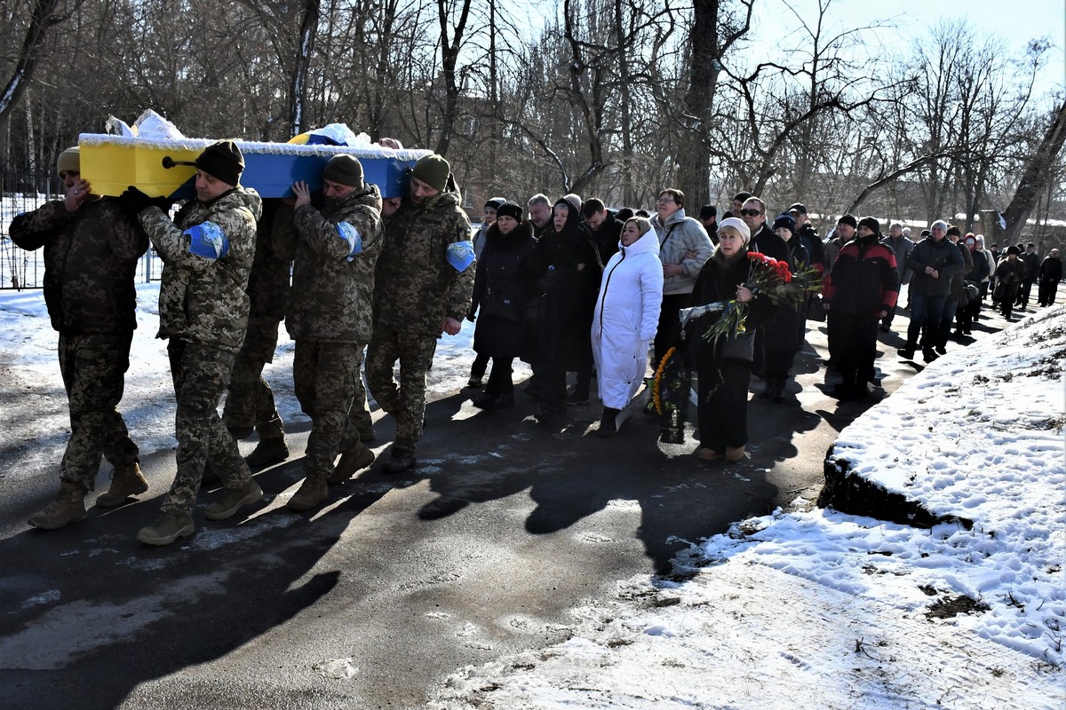 У Нікополі сьогодні провели в останню путь Героя: фото