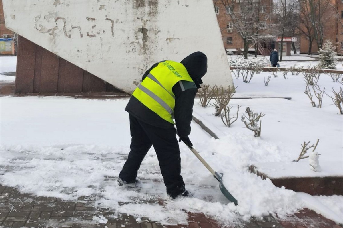 Наслідки негоди у Нікополі долають комунальники 15 лютого: фото