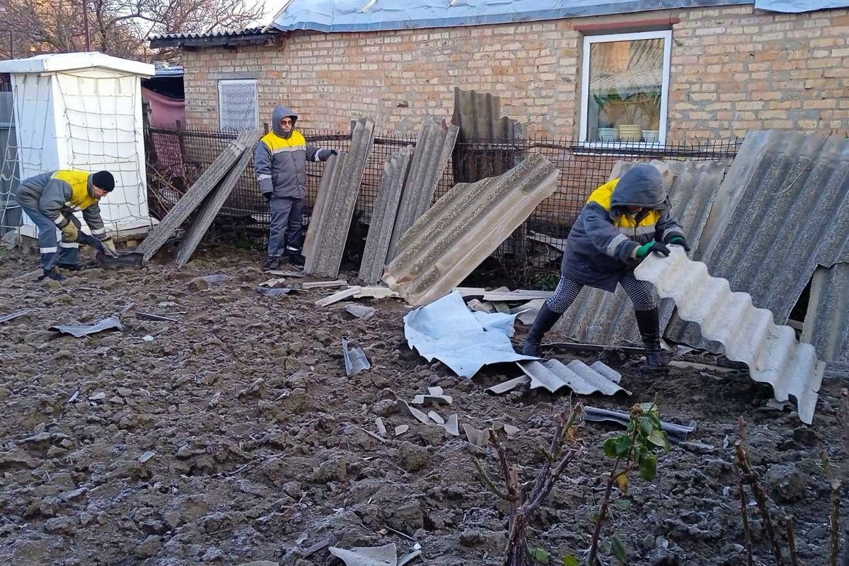 У Нікополі ремонтують дощоприймач, встановлюють габіони, усувають наслідки атак (фото)