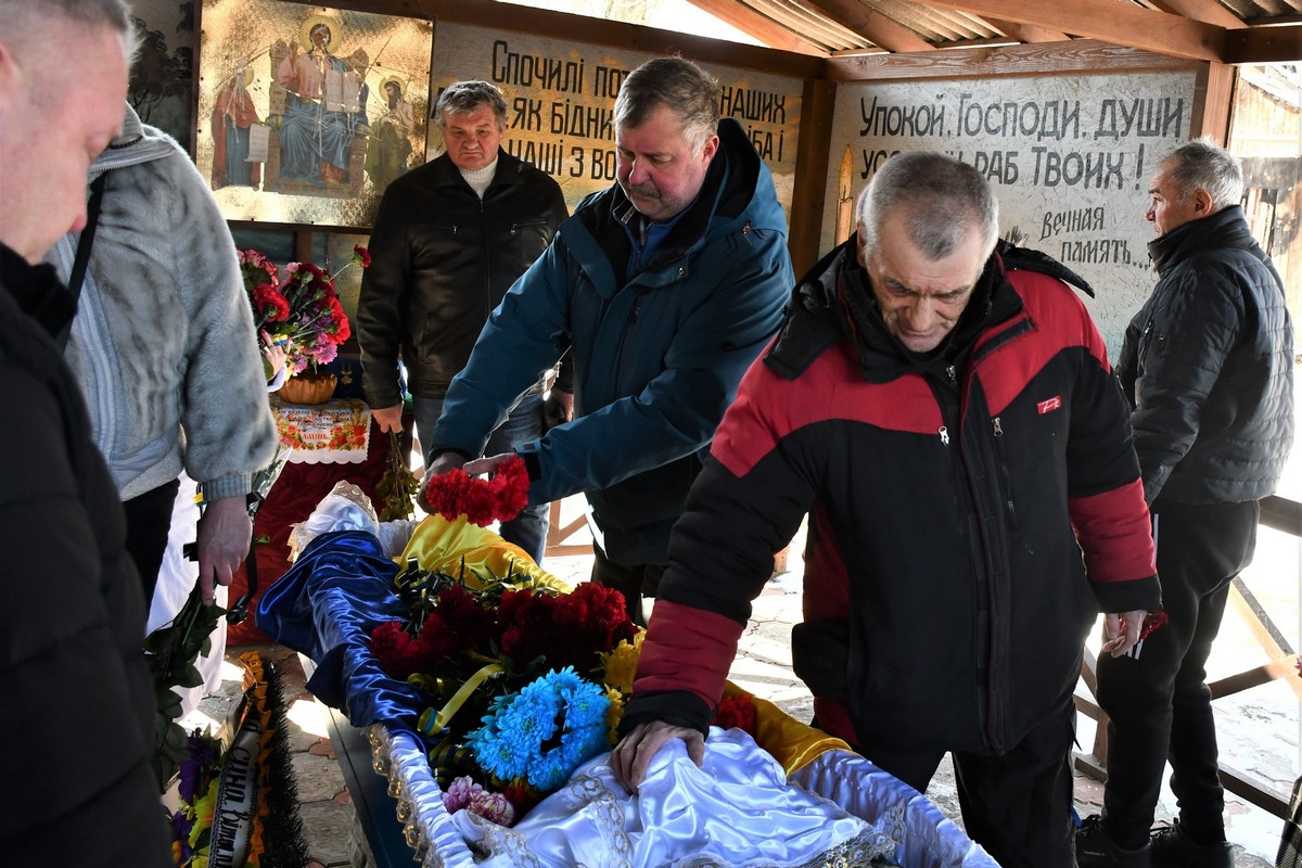 У Нікополі сьогодні провели в останню путь Героя: фото