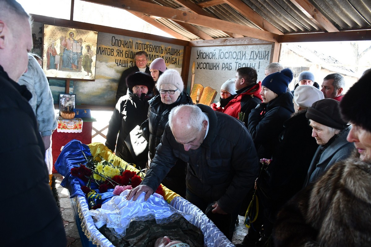 У Нікополі сьогодні провели в останню путь Героя: фото