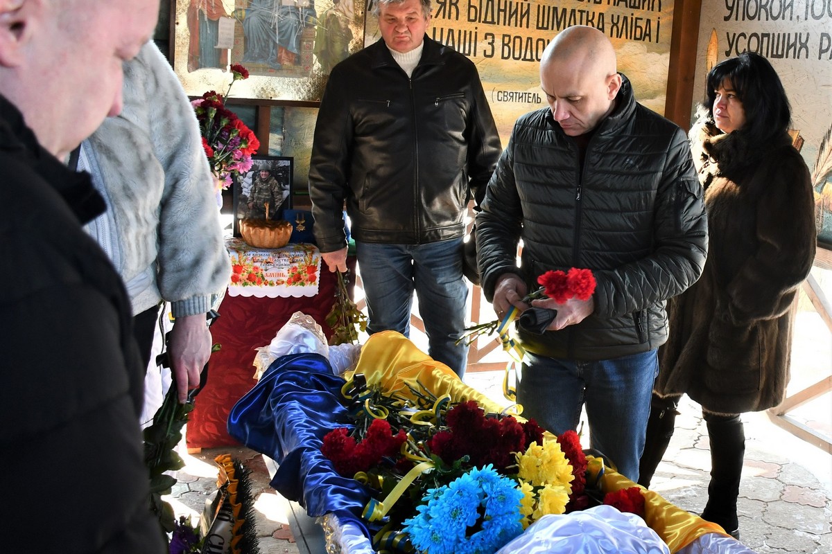 У Нікополі сьогодні провели в останню путь Героя: фото