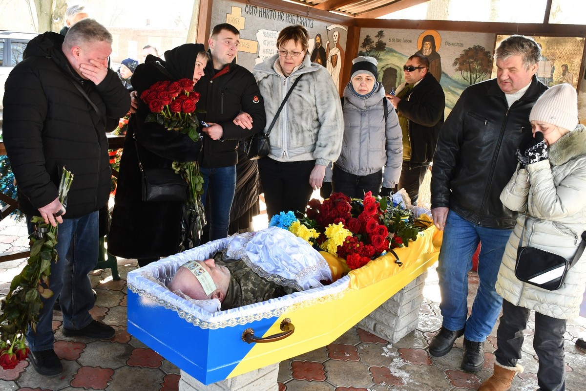 У Нікополі сьогодні провели в останню путь Героя: фото