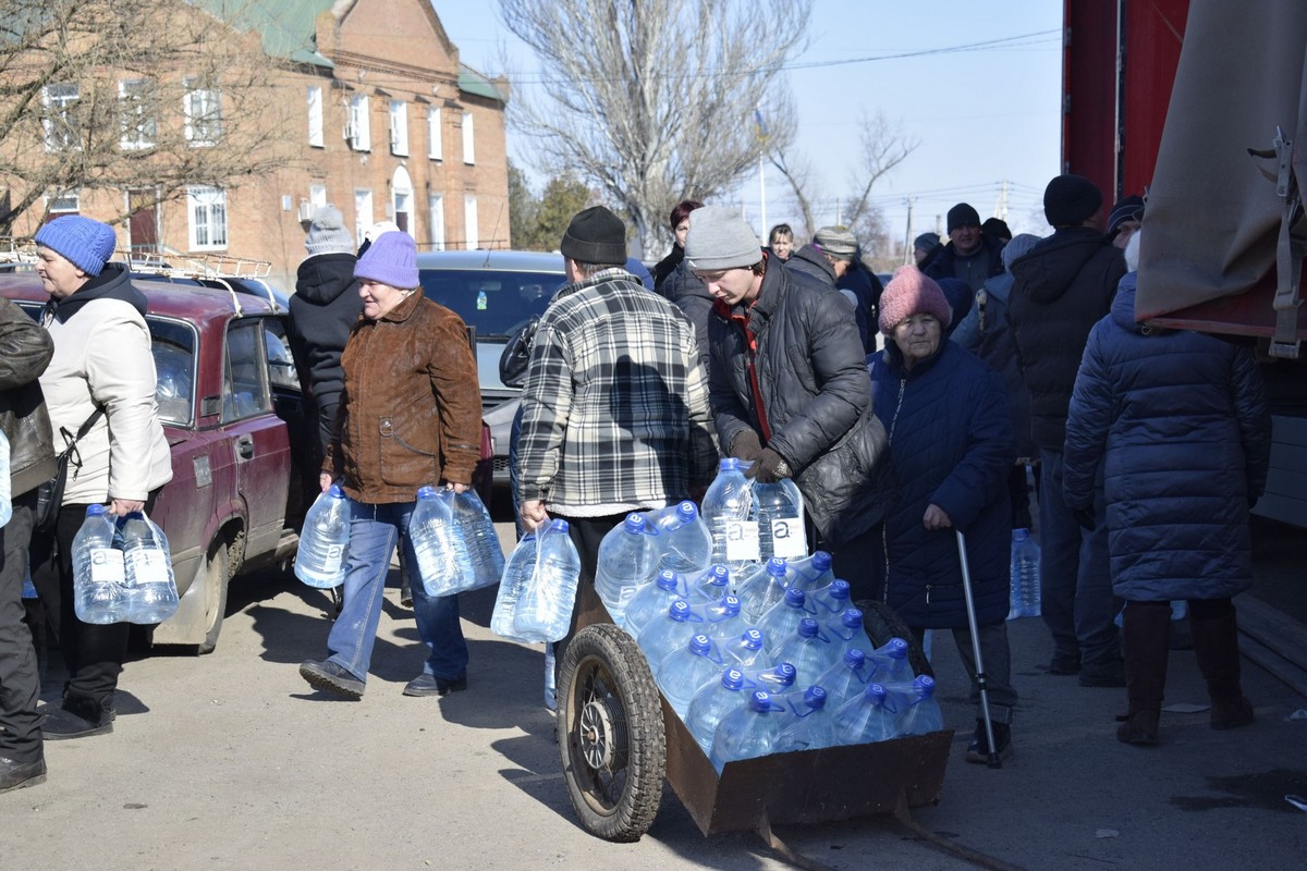 Гуманітарну допомогу на Нікопольщину у вигляді води доправляють за 500 км: фото