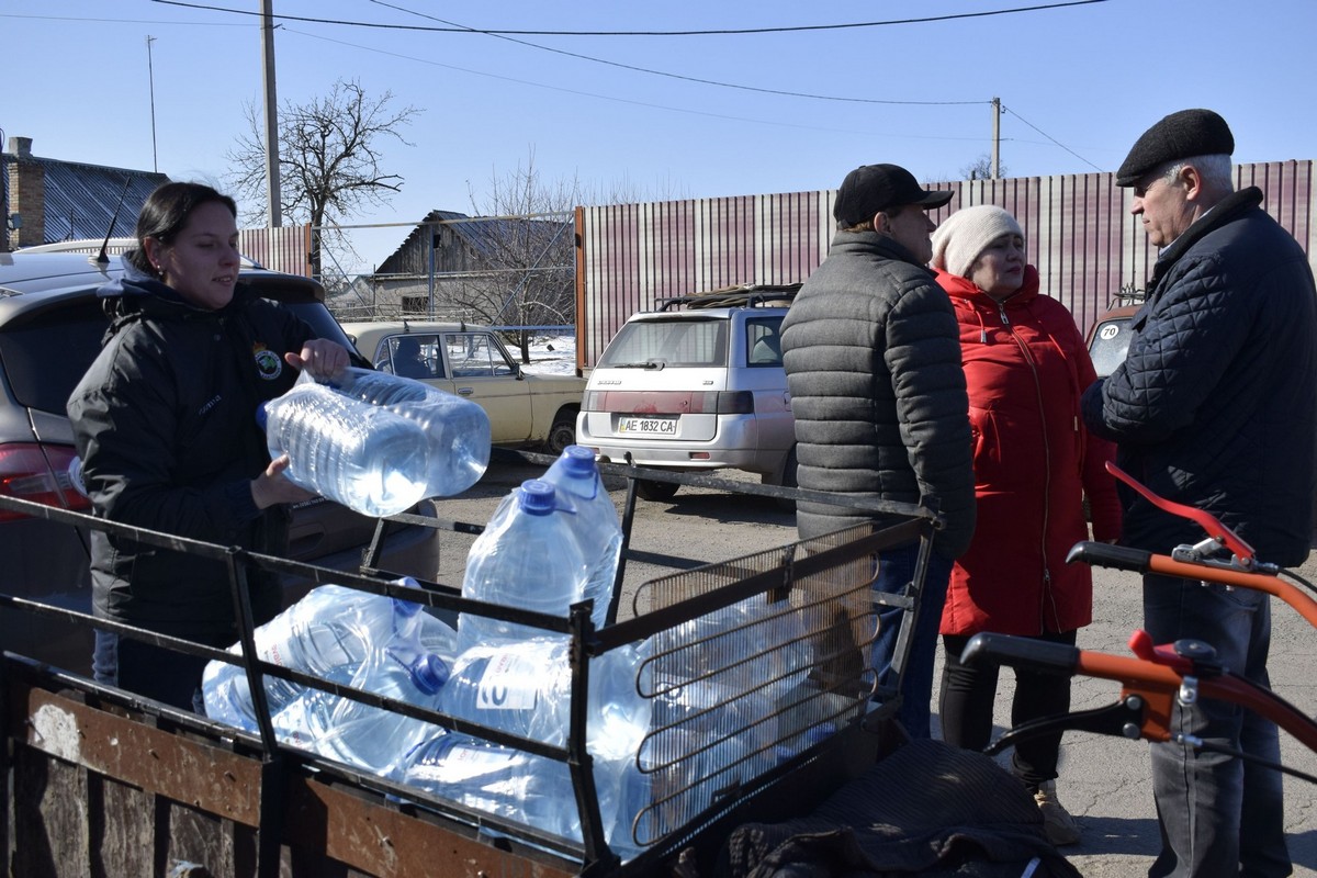 Гуманітарну допомогу на Нікопольщину у вигляді води доправляють за 500 км: фото