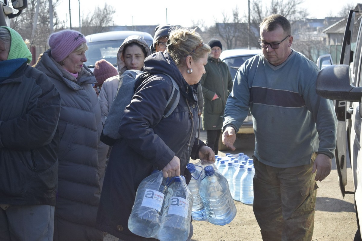 Гуманітарну допомогу на Нікопольщину у вигляді води доправляють за 500 км: фото