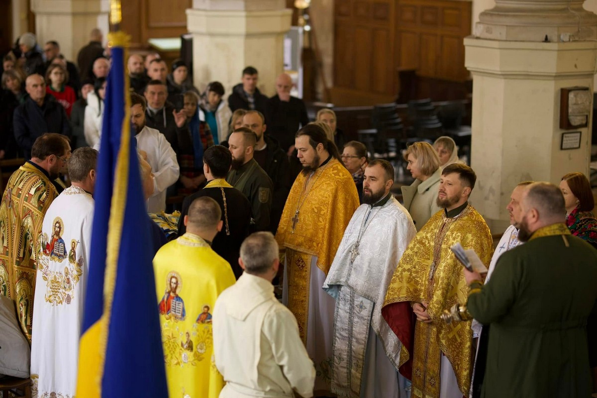 Благочинний Нікополя і району взяв участь у Божественній Літургії у Британії: фото