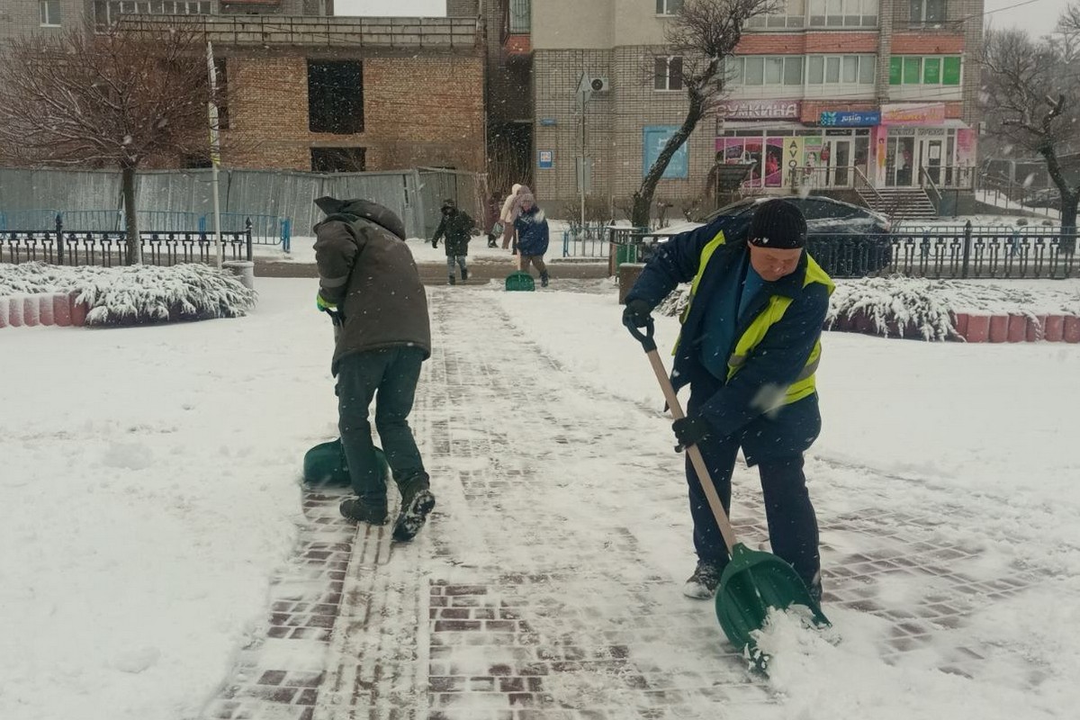 Наслідки негоди у Нікополі долають комунальники 15 лютого: фото