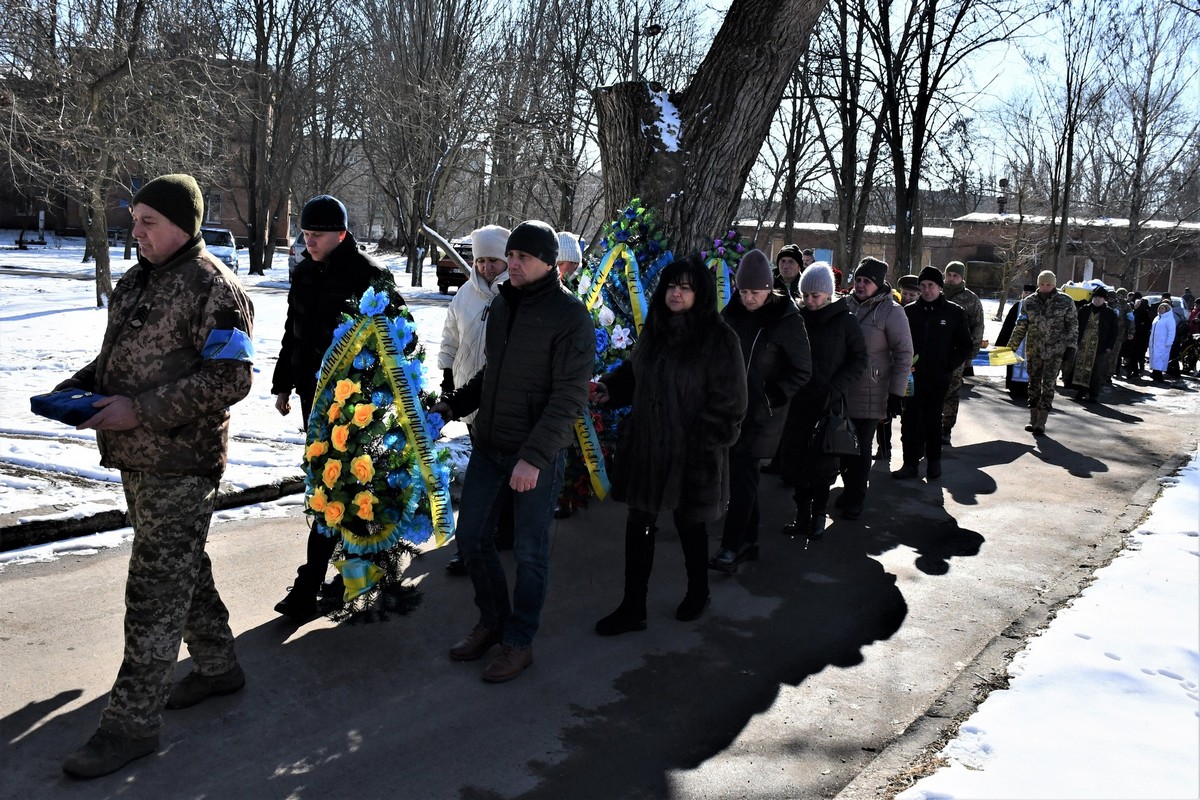 У Нікополі сьогодні провели в останню путь Героя: фото