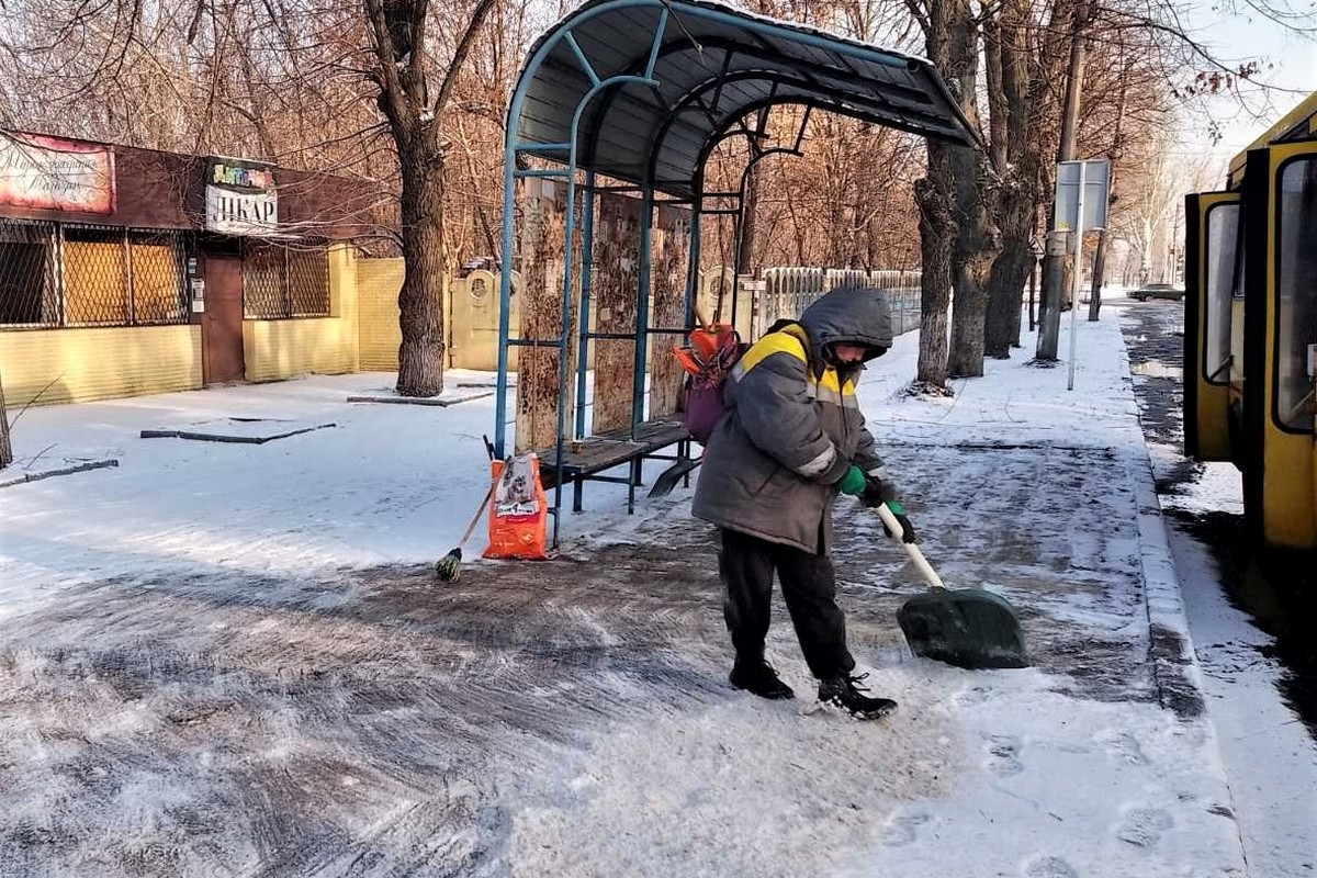 Зима у Нікополі: комунальники усувають наслідки стихії