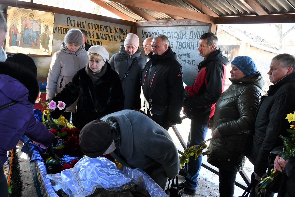 У Нікополі сьогодні провели в останню путь Героя: фото