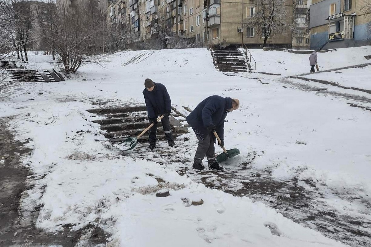 Наслідки негоди у Нікополі долають комунальники 15 лютого: фото