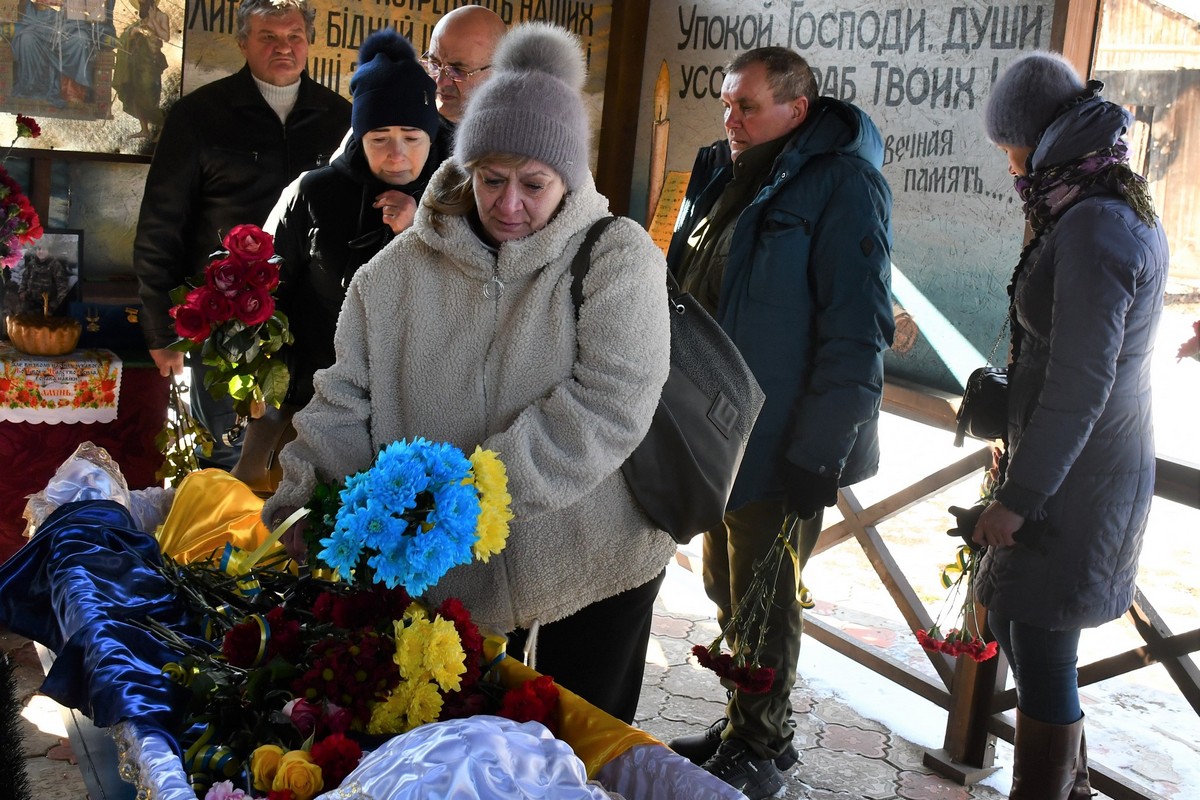 У Нікополі сьогодні провели в останню путь Героя: фото