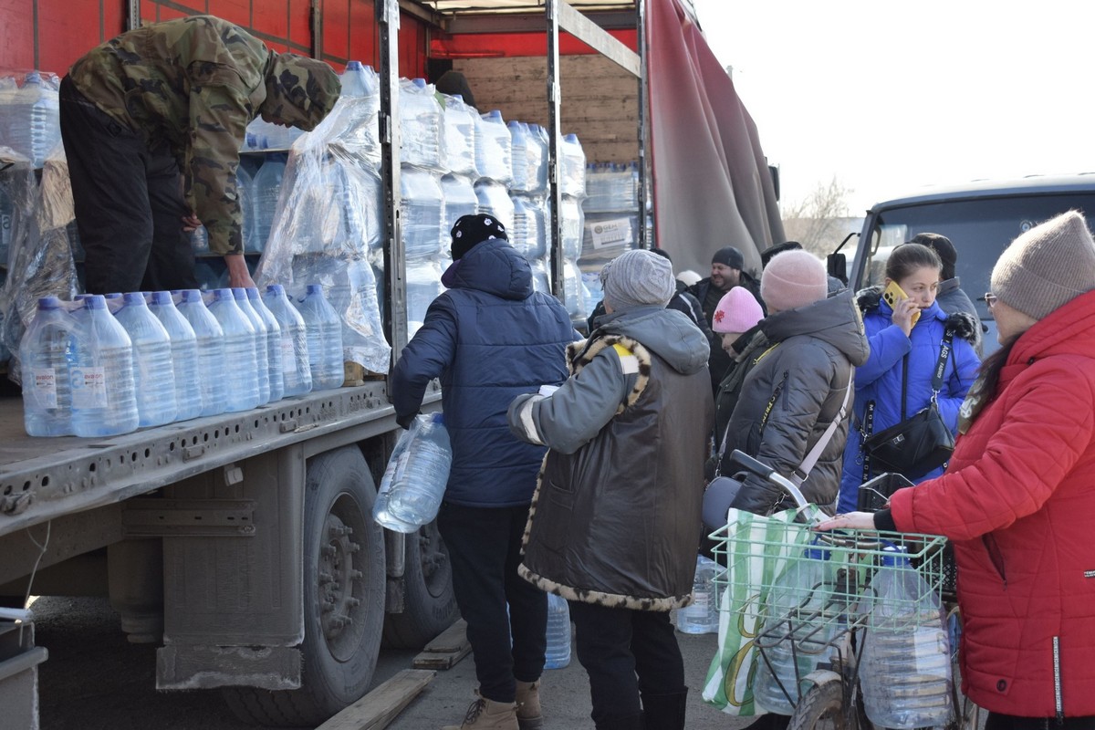 Гуманітарну допомогу на Нікопольщину у вигляді води доправляють за 500 км: фото