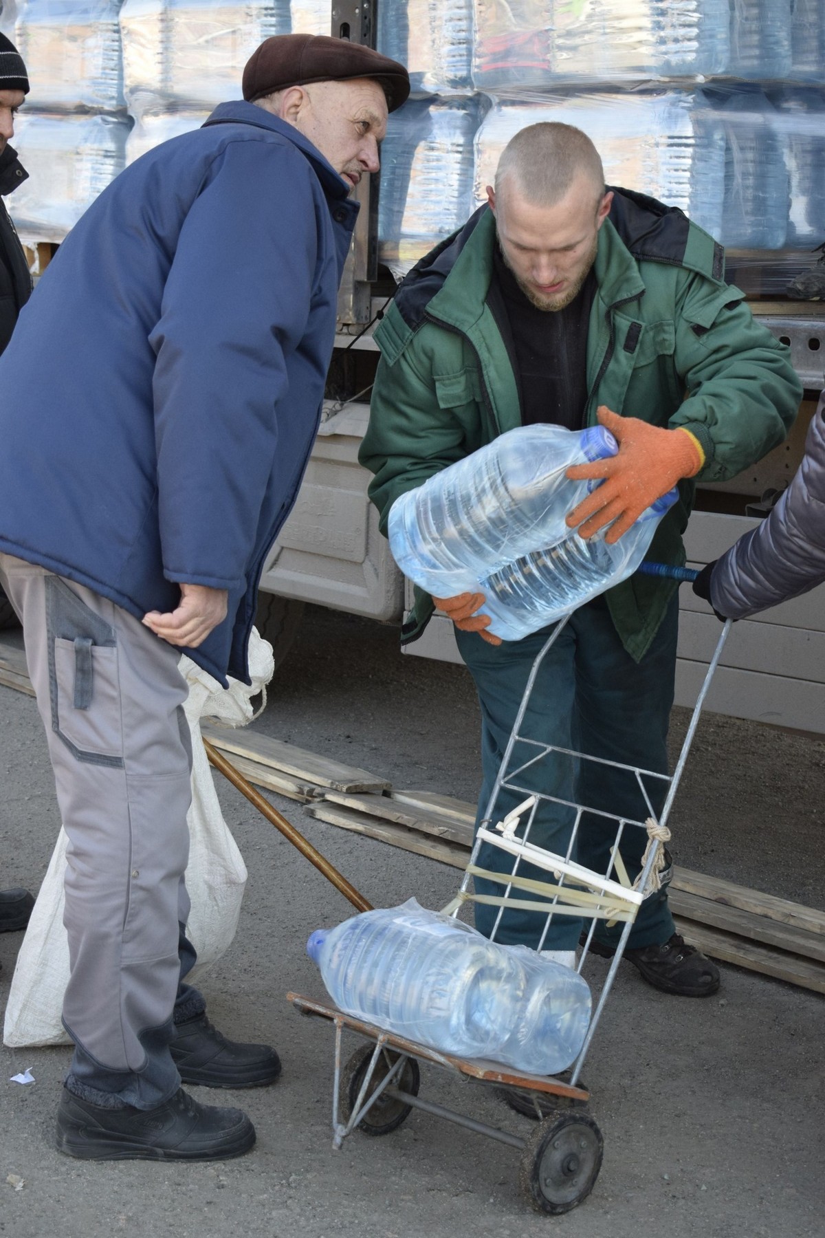 Гуманітарну допомогу на Нікопольщину у вигляді води доправляють за 500 км: фото