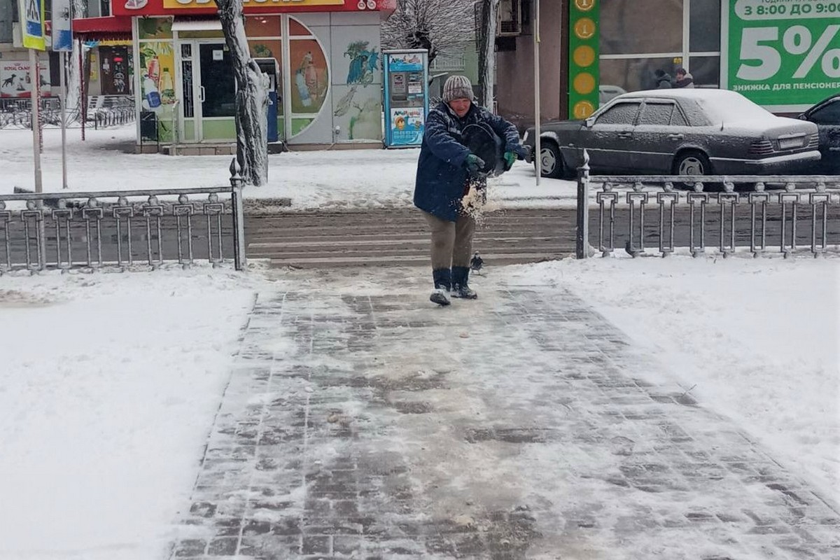 Наслідки негоди у Нікополі долають комунальники 15 лютого: фото