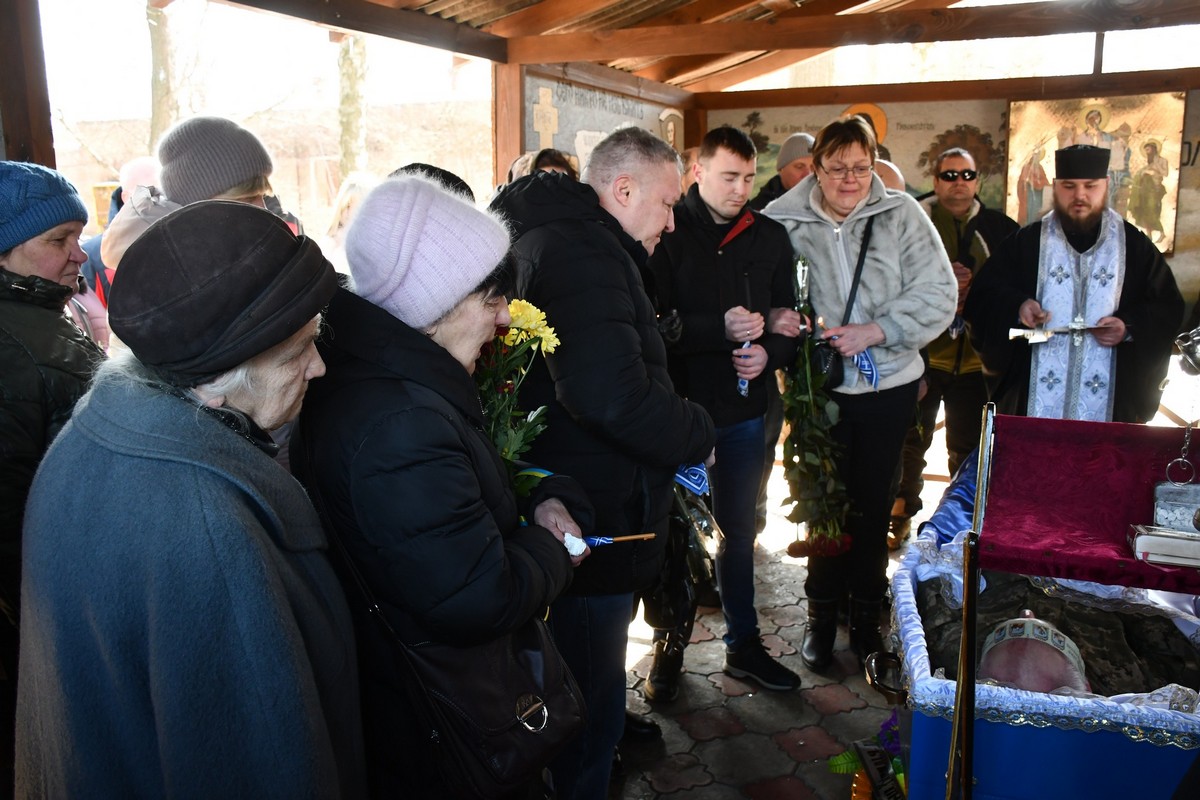 У Нікополі сьогодні провели в останню путь Героя: фото