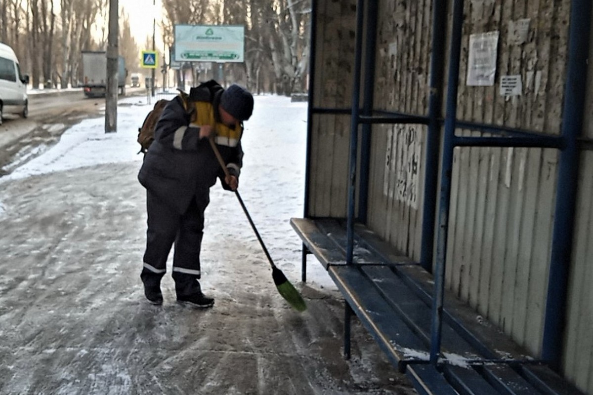 Зима у Нікополі: комунальники усувають наслідки стихії