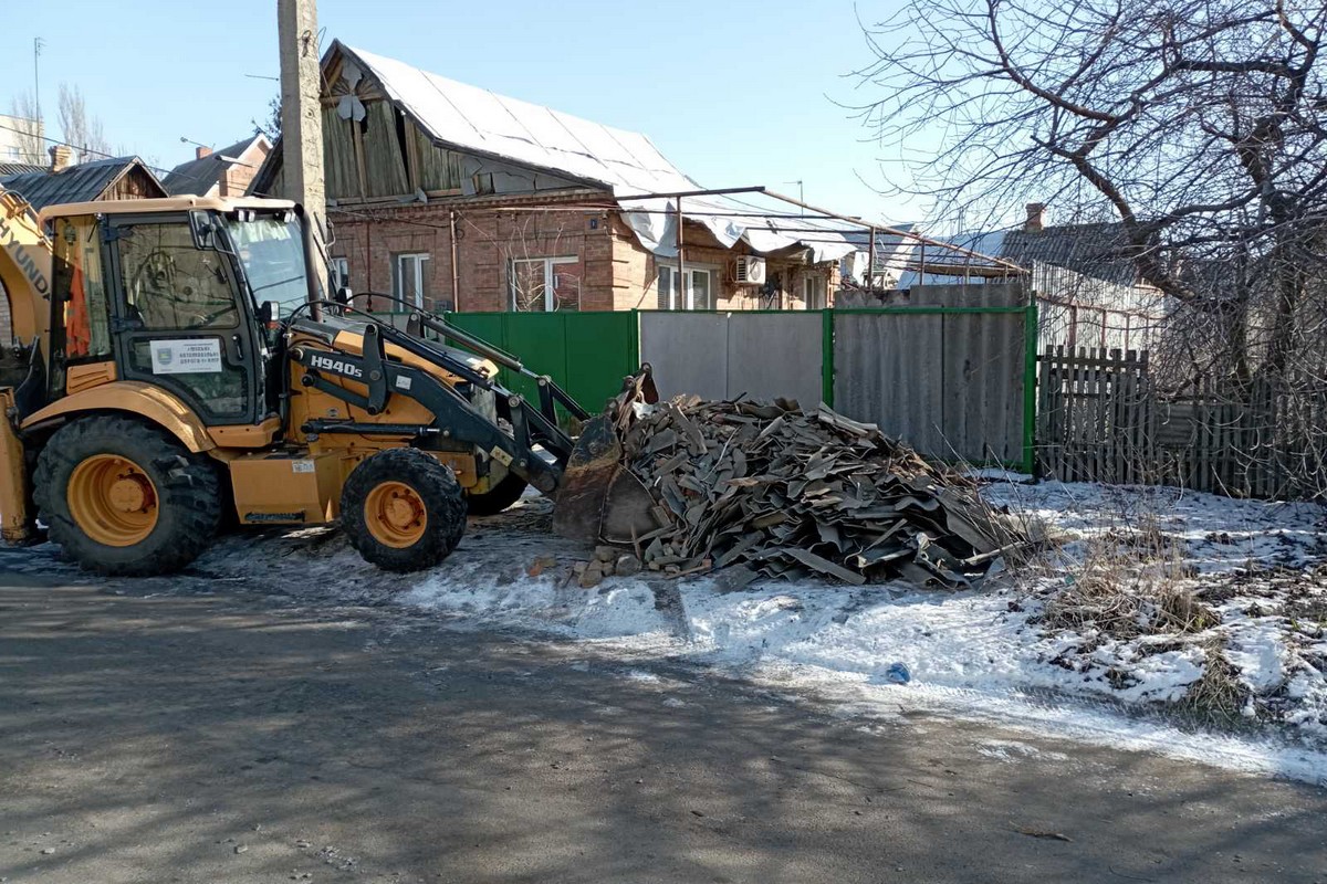 З ризиком для життя: комунальники Нікополя працюють на місцях обстрілів і займаються роботами з благоустрою (фото)