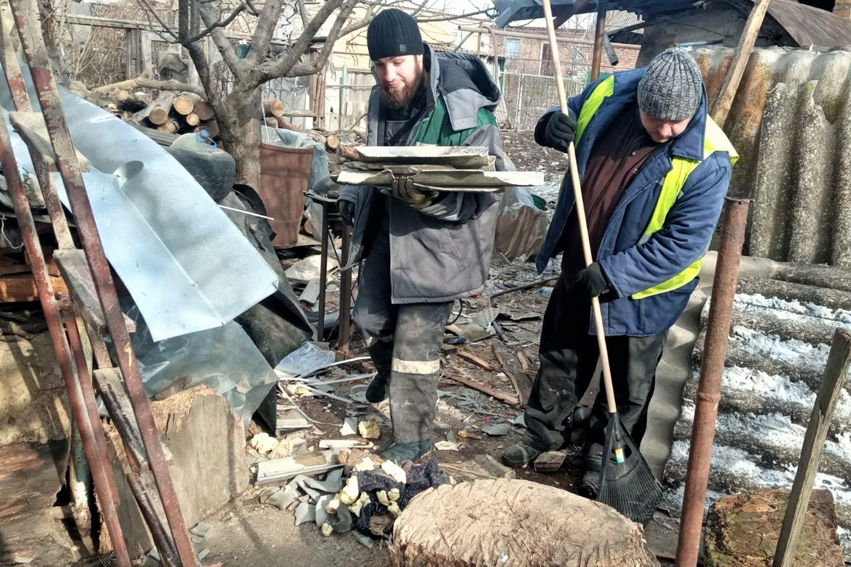 З ризиком для життя: комунальники Нікополя працюють на місцях обстрілів і займаються роботами з благоустрою (фото)