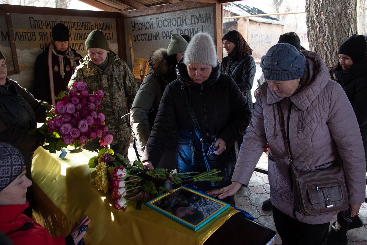 У Нікополі провели в останню путь молодого командира: фото