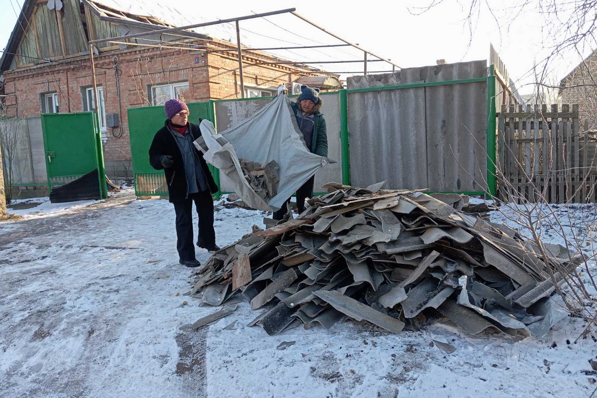 З ризиком для життя: комунальники Нікополя працюють на місцях обстрілів і займаються роботами з благоустрою (фото)