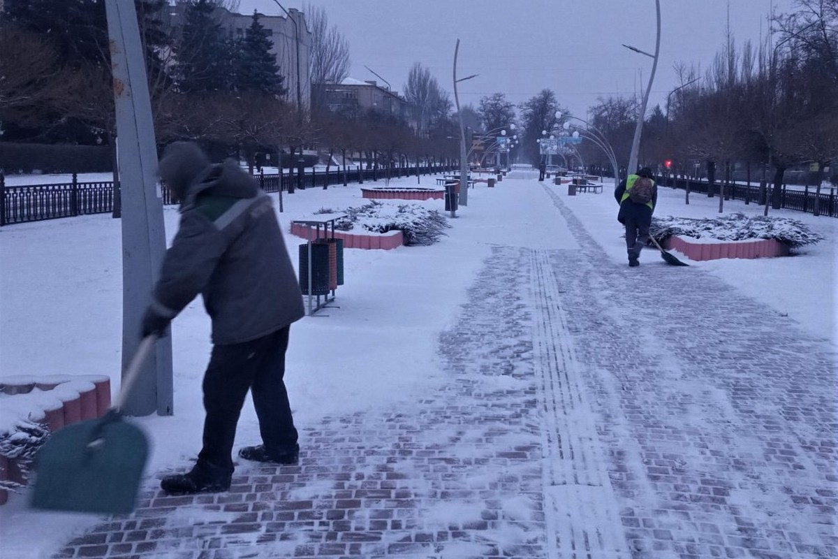 Зима у Нікополі: комунальники усувають наслідки стихії