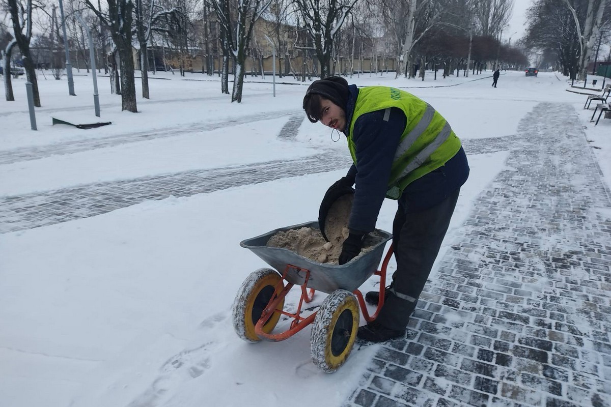 Зима у Нікополі: комунальники усувають наслідки стихії