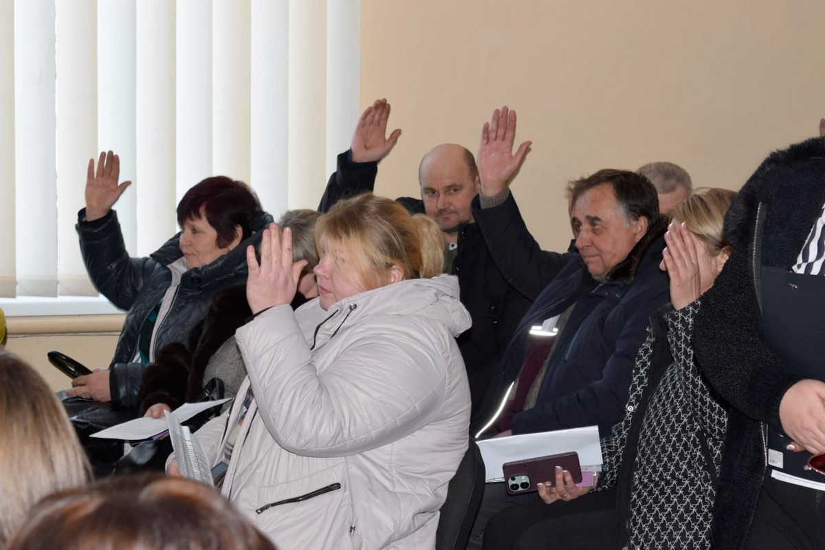 Підтримка Зеленського, вода і мінус один депутат: відбулася сесiя Мирiвської сiльської ради