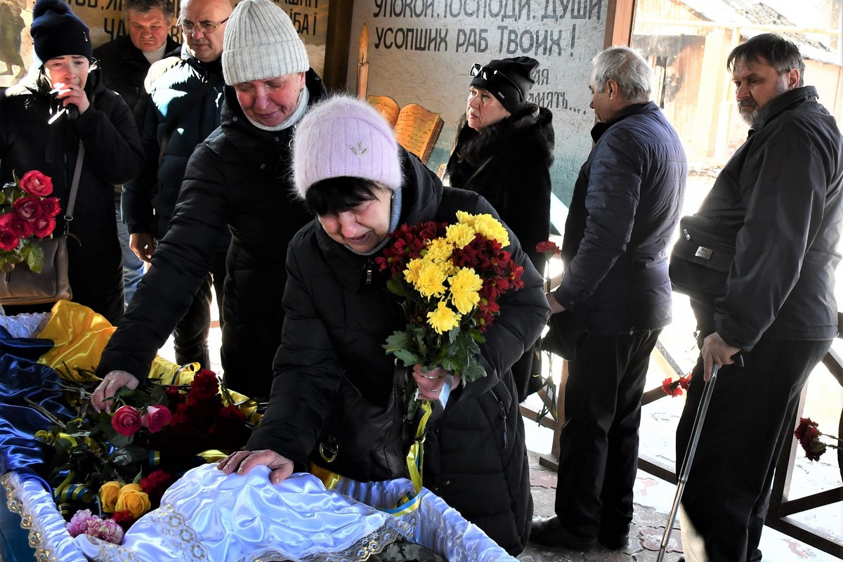 У Нікополі сьогодні провели в останню путь Героя: фото