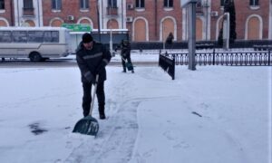 Зима у Нікополі: комунальники від самого ранку усувають наслідки стихії (фото)