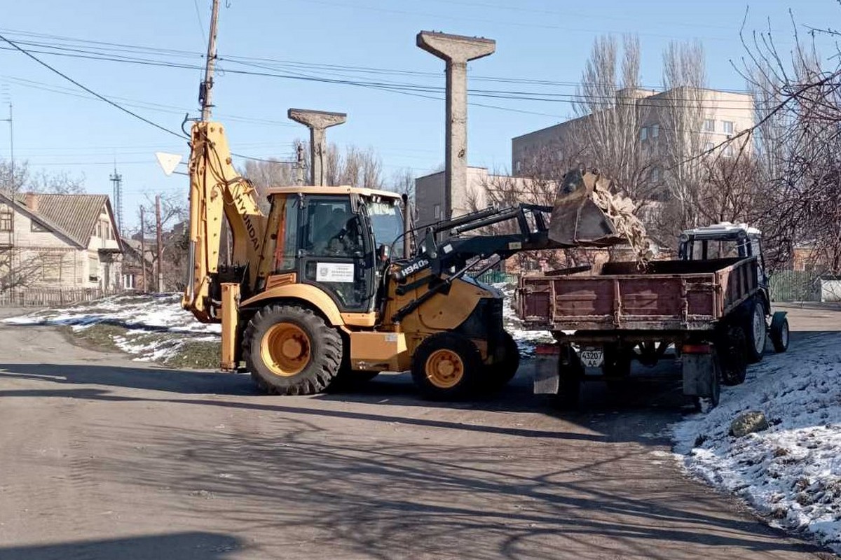 З ризиком для життя: комунальники Нікополя працюють на місцях обстрілів і займаються роботами з благоустрою (фото)