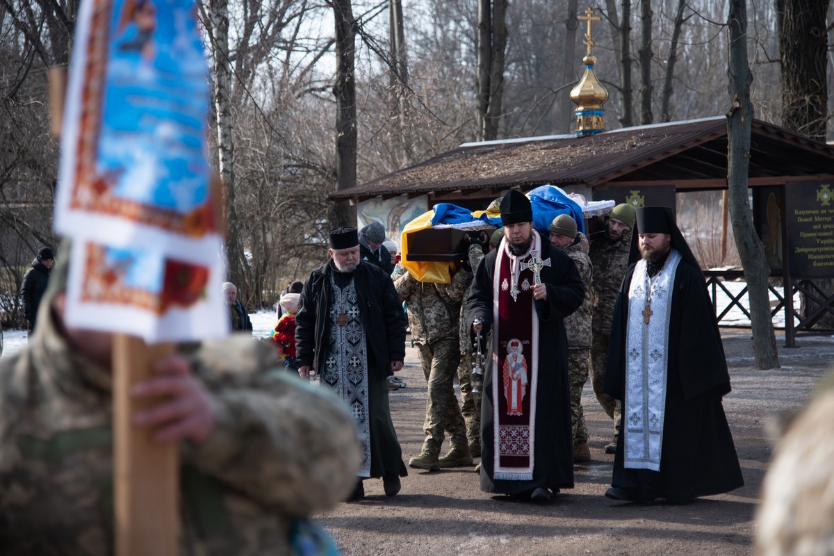 Виховав 4-х дітей, двоє з яких зараз на фронті: у Нікополі сьогодні провели в останню путь Захисника (фото)