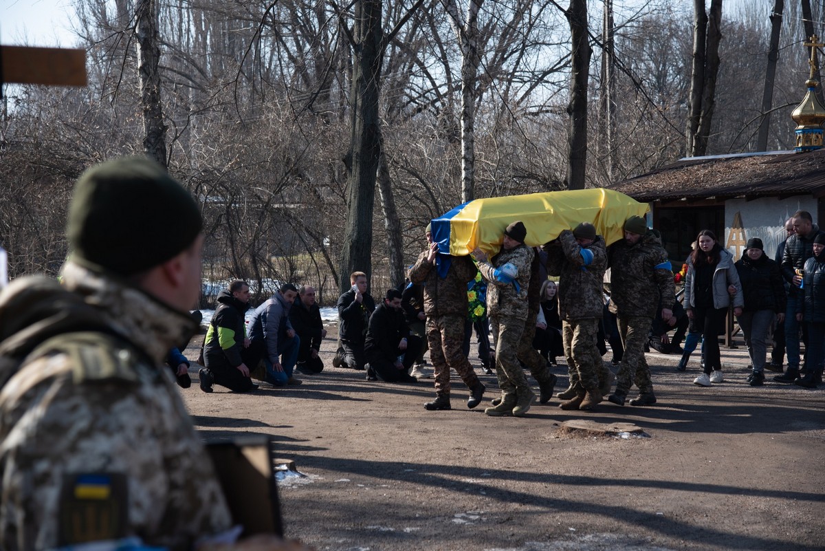 Нікополь сьогодні прощався з 22-річним Героєм: фото