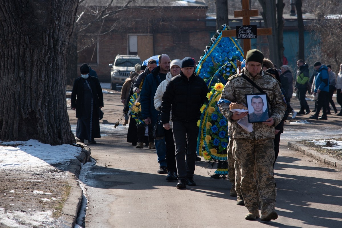 Нікополь сьогодні прощався з 22-річним Героєм: фото