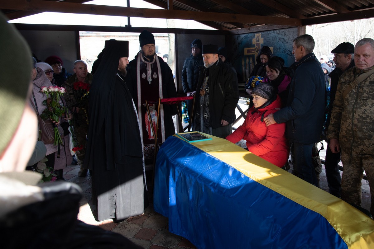 У Нікополі провели в останню путь молодого командира: фото