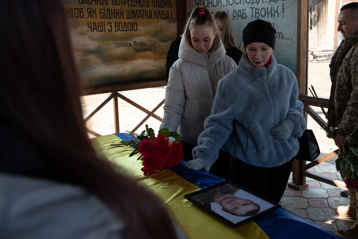 Нікополь сьогодні прощався з 22-річним Героєм: фото