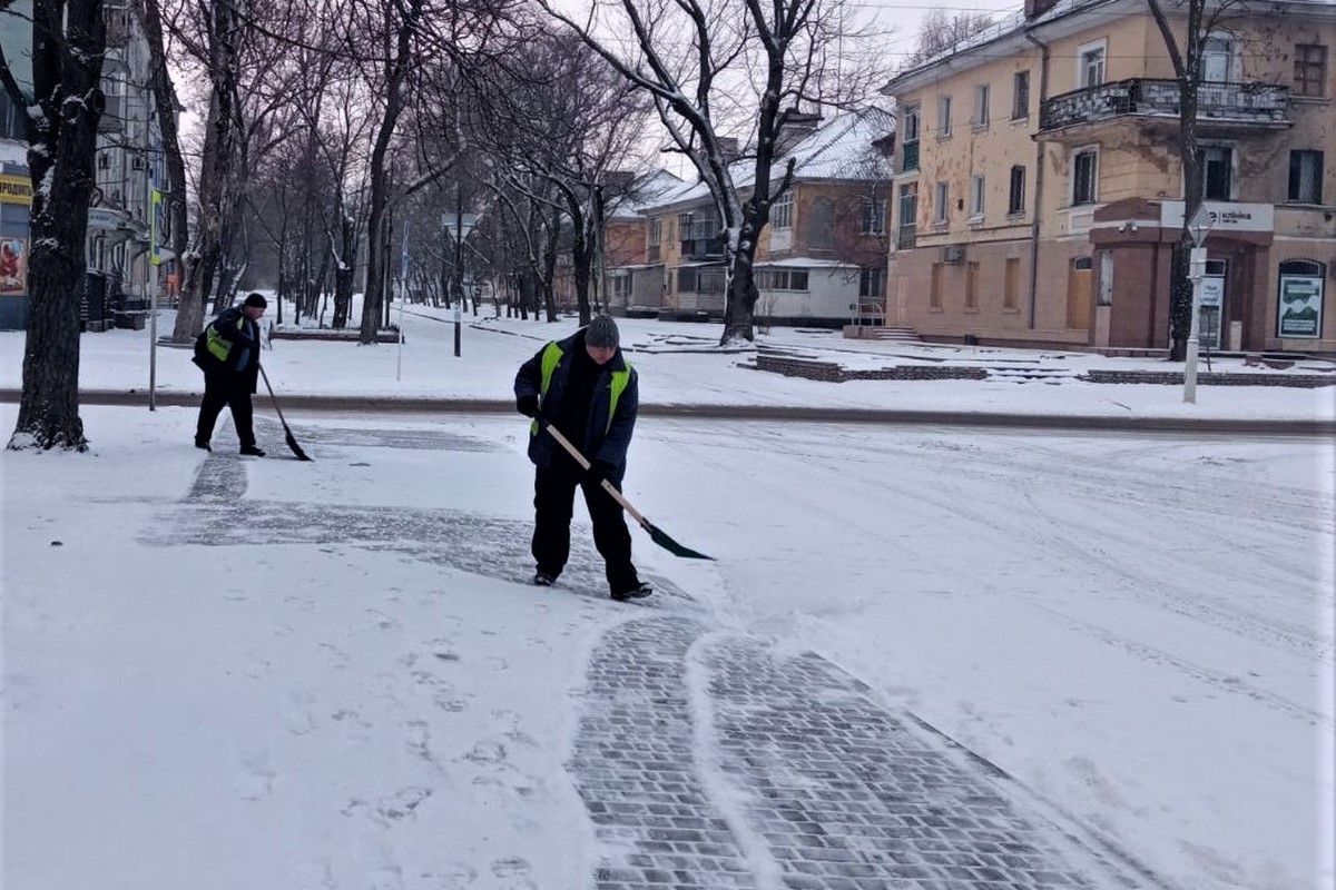 Зима у Нікополі: комунальники усувають наслідки стихії