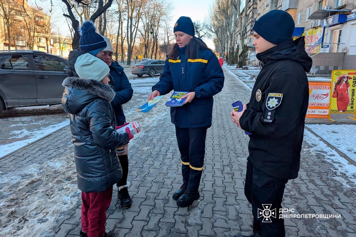 Світлий одяг і спеціальні елементи: мешканцям Нікополя нагадали про заходи безпеки у темний час доби