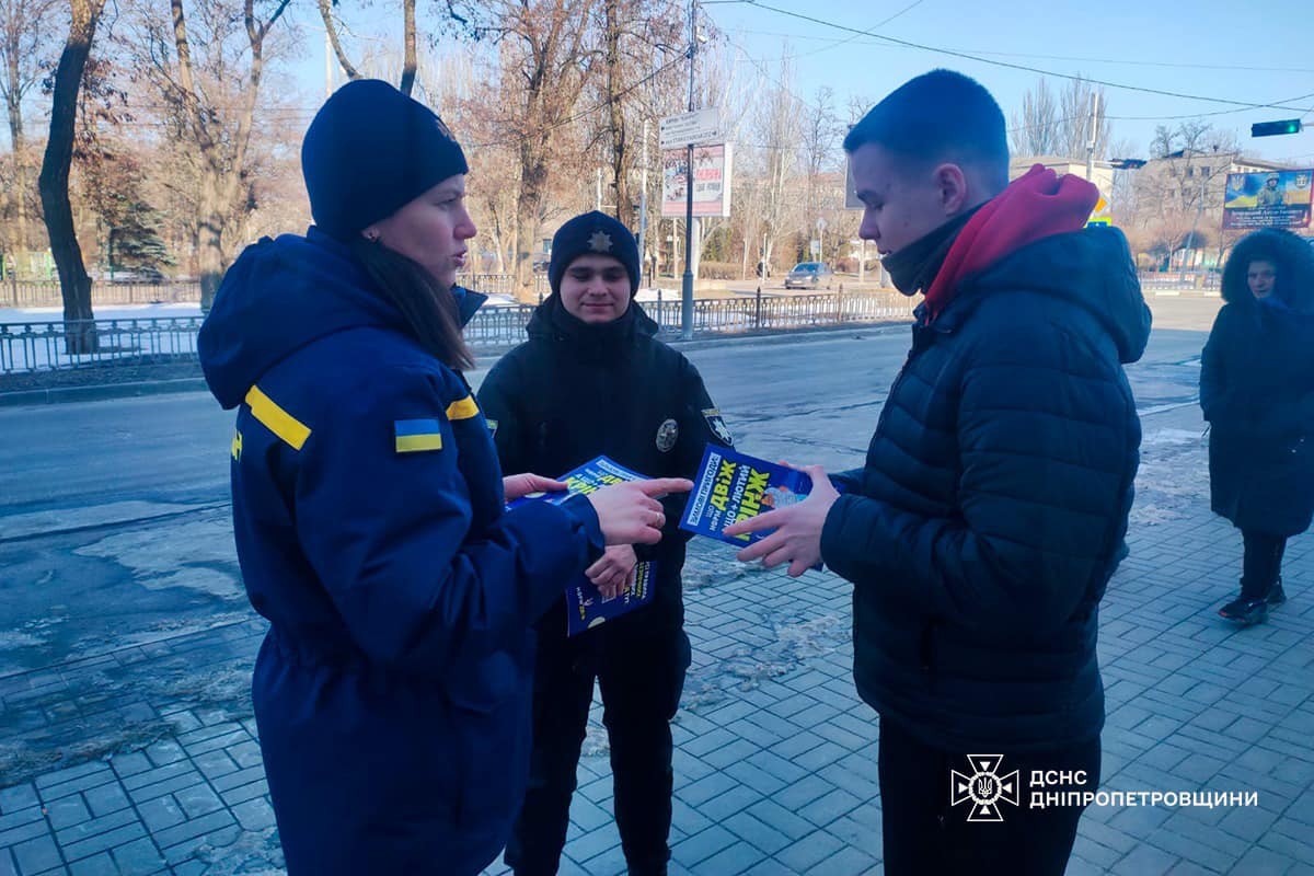 Світлий одяг і спеціальні елементи: мешканцям Нікополя нагадали про заходи безпеки у темний час доби