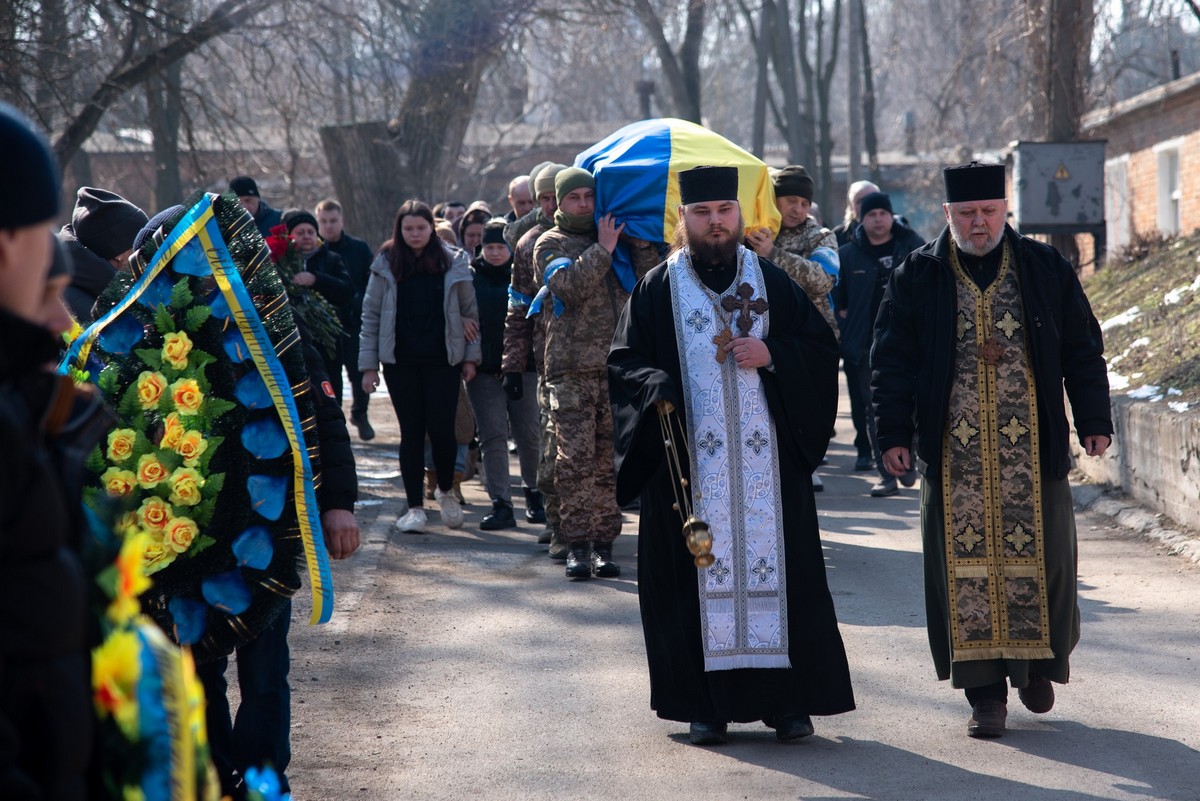 Нікополь сьогодні прощався з 22-річним Героєм: фото