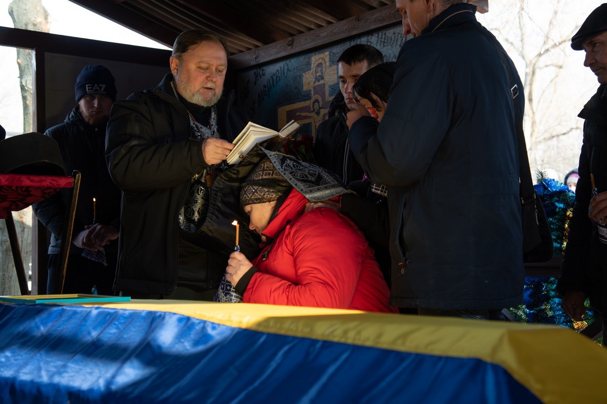 У Нікополі провели в останню путь молодого командира: фото