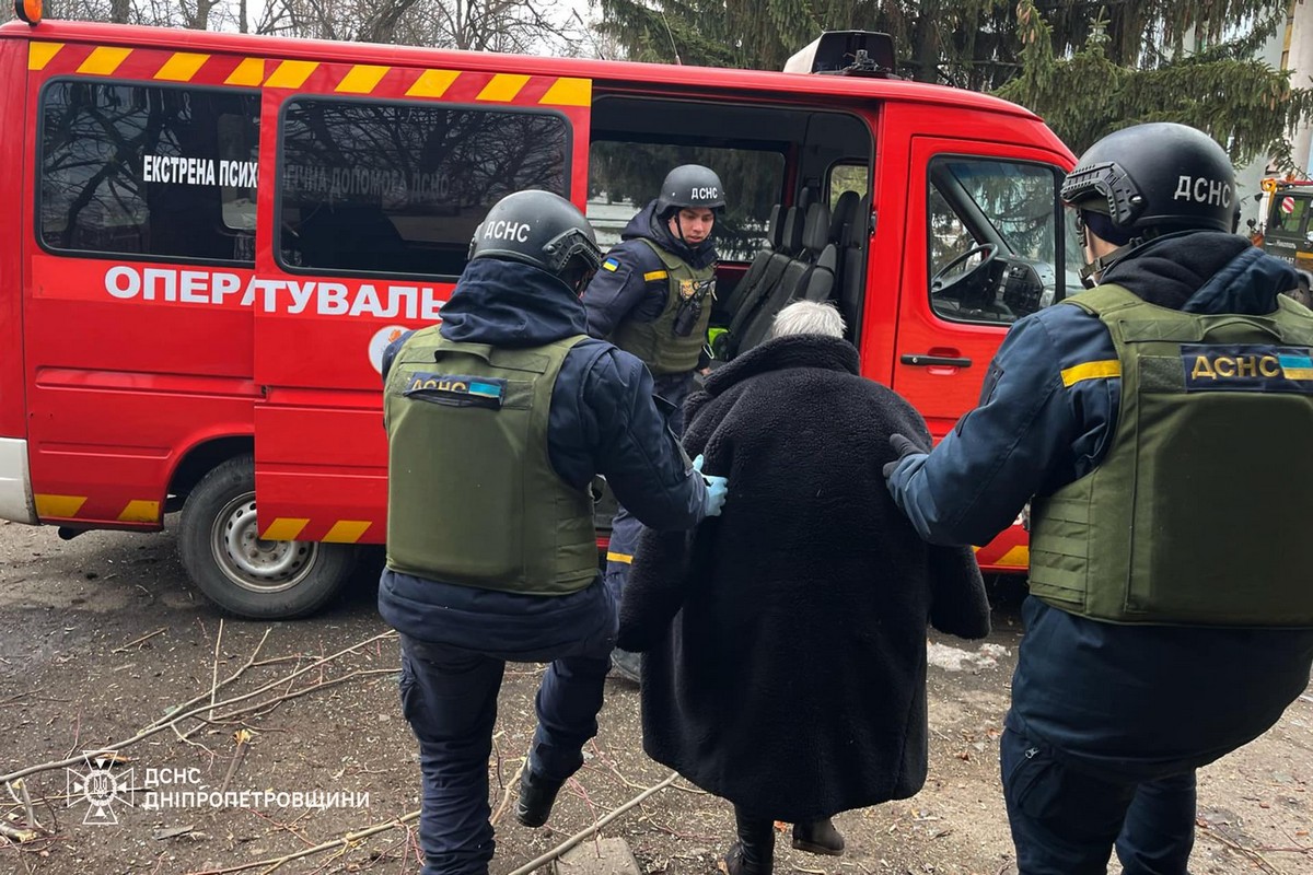 Рятувальники Нікополя евакуювали постраждалу до лікарні (фото)