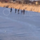 У Покрові діти влаштували перегони на замерзлій водоймі ЗМІ (відео)