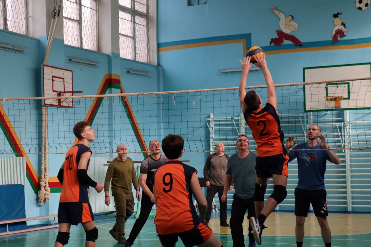 У Покрові пройшла товариська зустріч з волейболу між командами захисників та школярів (фото)