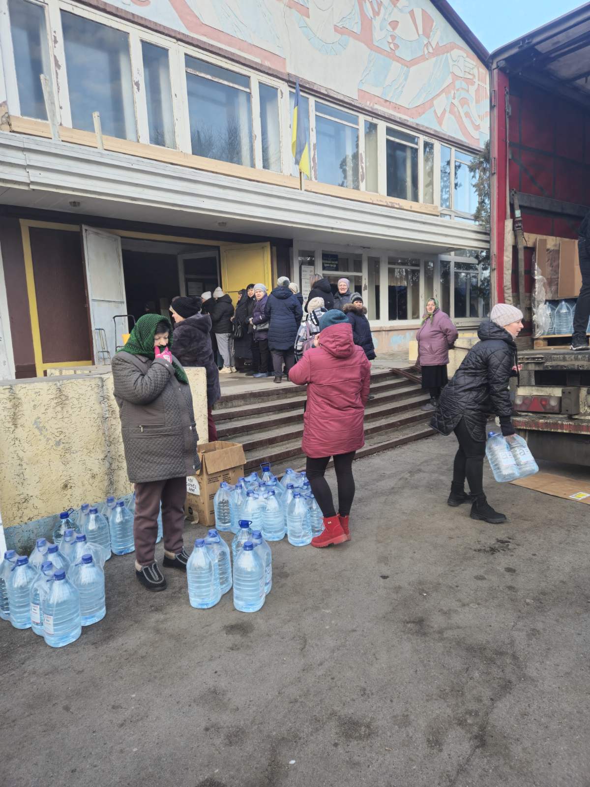 У січні жителям Нікопольщини роздали  60 000 літрів бутильованої води (фото) 2