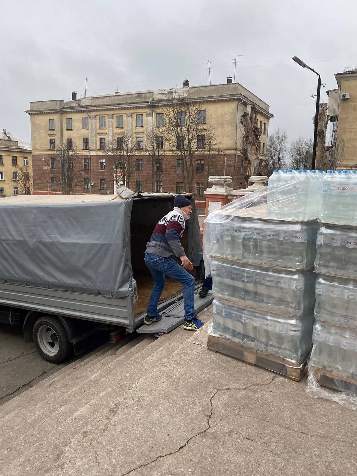 Жителям Марганецької громади видали майже 8 тисяч пляшок питної бутильованої води (фото) 4