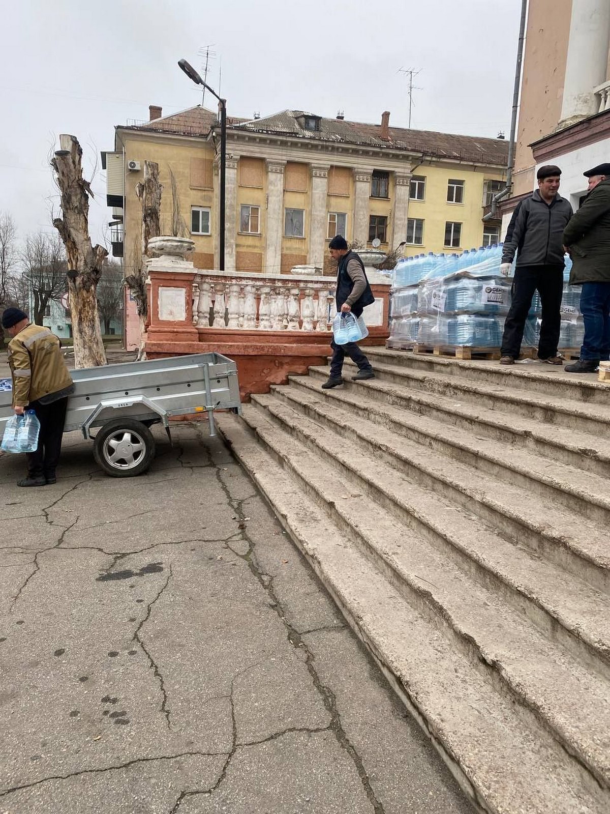 Жителям Марганецької громади видали майже 8 тисяч пляшок питної бутильованої води (фото) 5