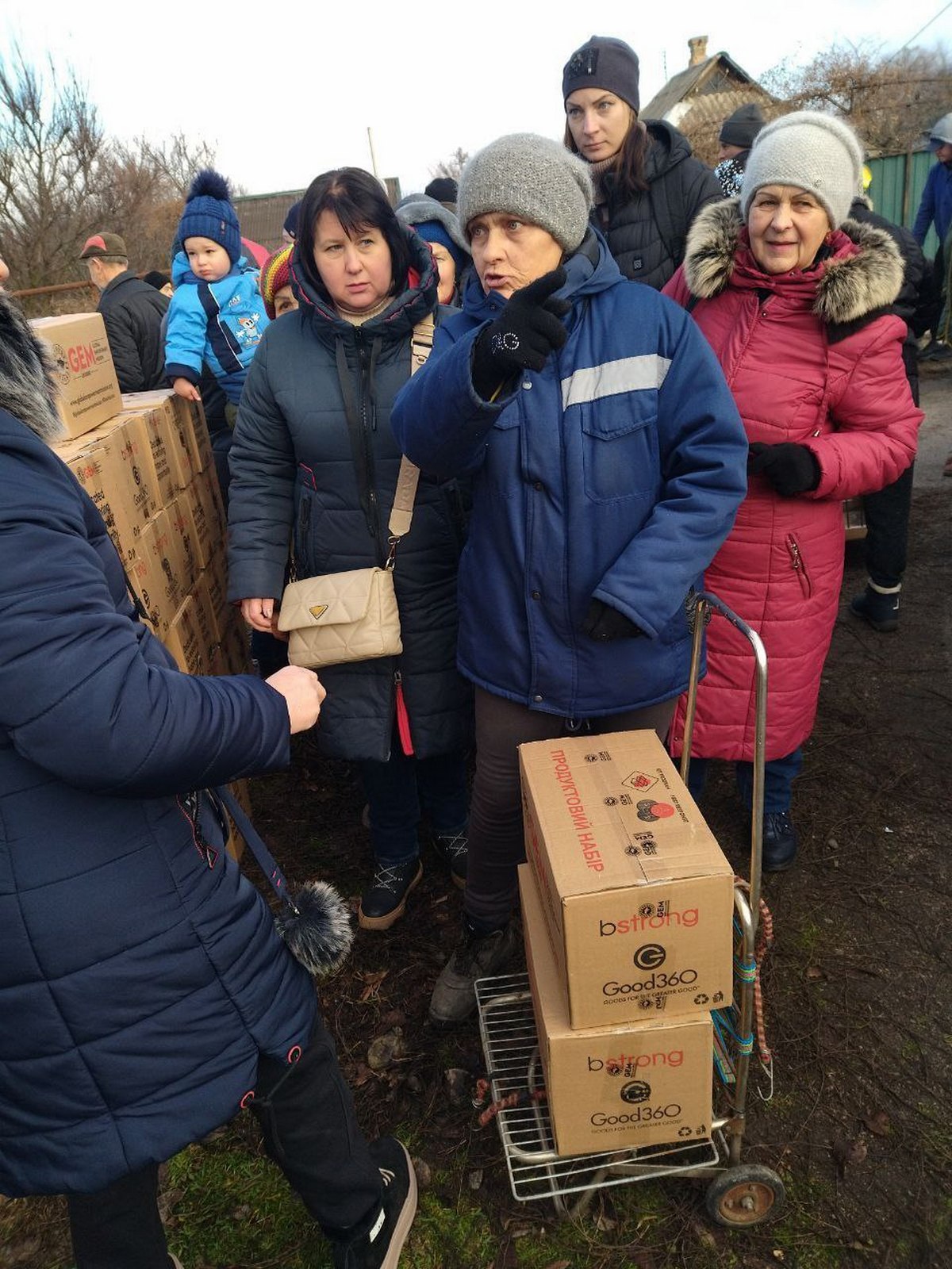 Жителям Марганецької громади видали майже 8 тисяч пляшок питної бутильованої води (фото) 9